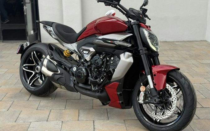 2026 Ducati XDiavel V4 Burning Red