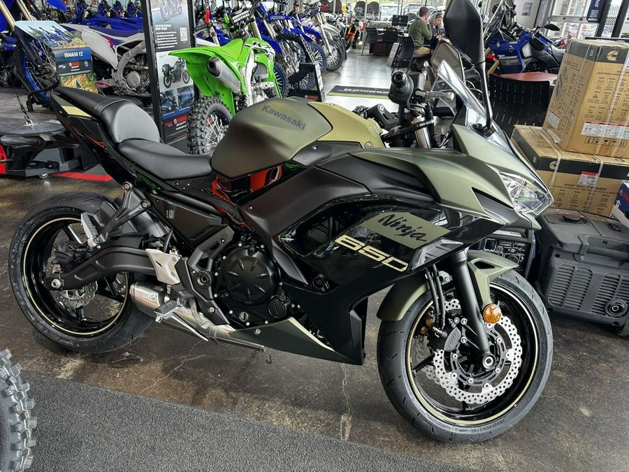 2024 Kawasaki Ninja® 650 Metallic Covert Green/Metallic Spark Black