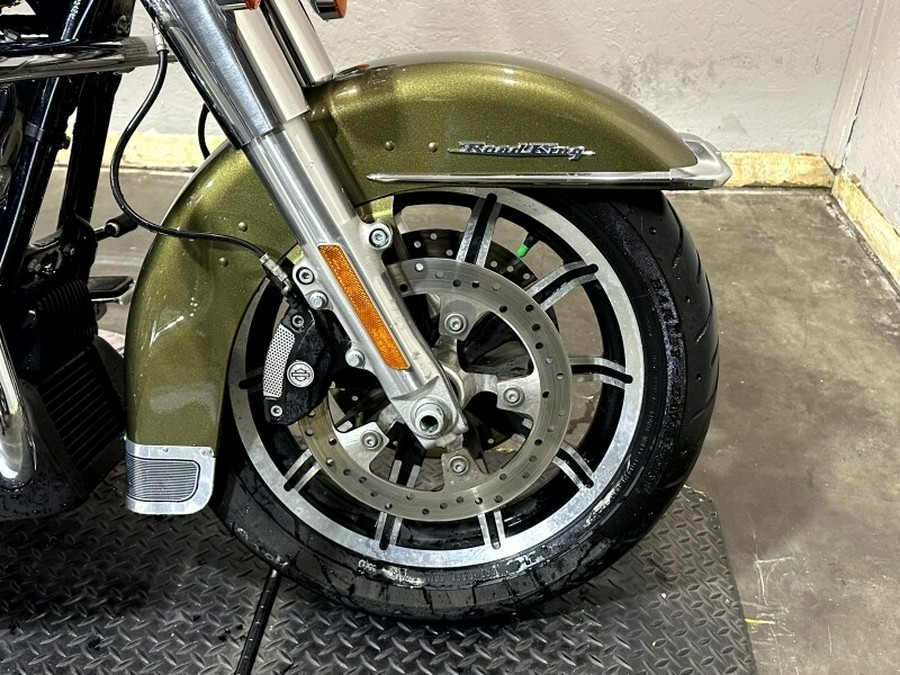 Harley-Davidson® Road King® 2018 OLVGLD/BLKTPST W/PINSTRIPE
