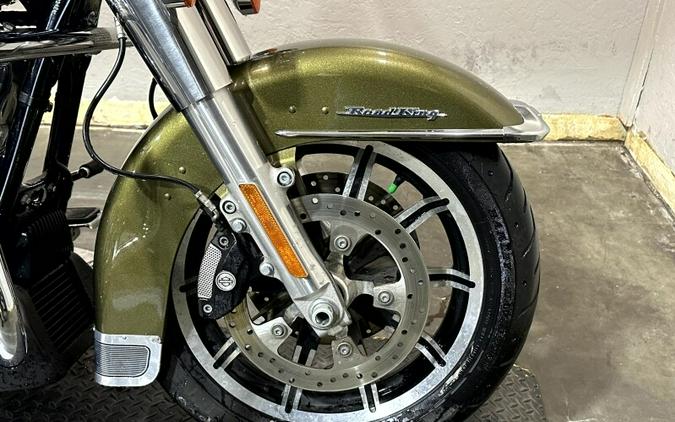 Harley-Davidson® Road King® 2018 OLVGLD/BLKTPST W/PINSTRIPE