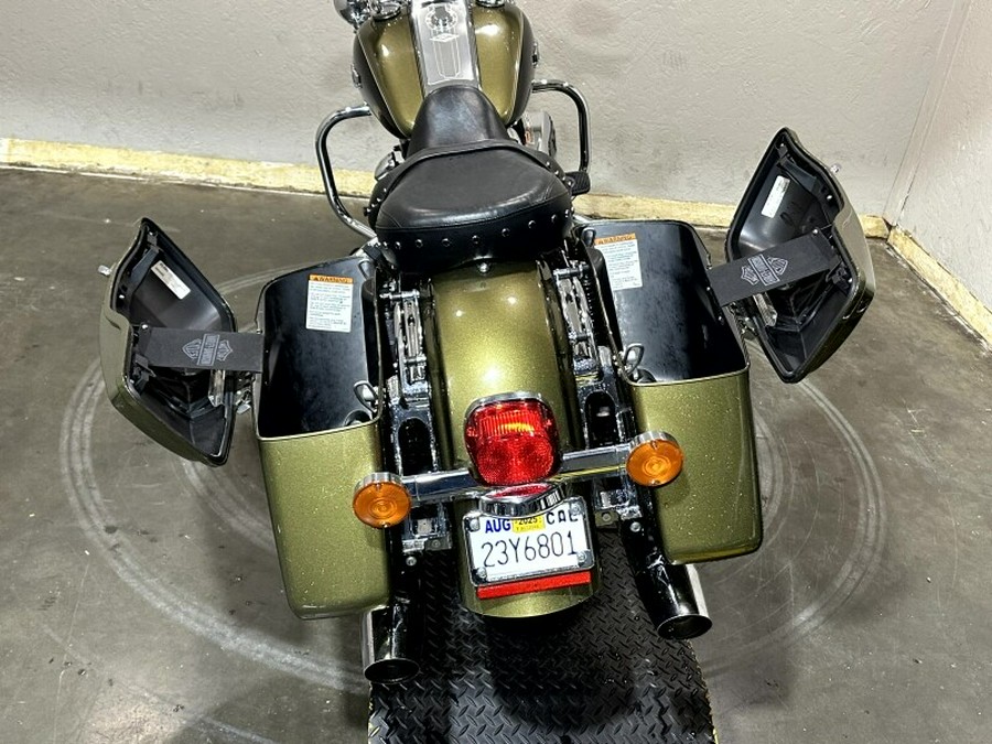 Harley-Davidson® Road King® 2018 OLVGLD/BLKTPST W/PINSTRIPE
