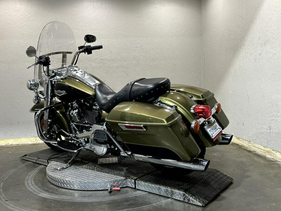 Harley-Davidson® Road King® 2018 OLVGLD/BLKTPST W/PINSTRIPE
