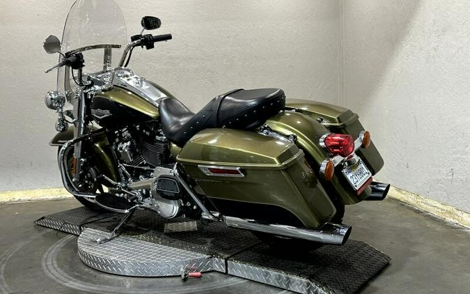 Harley-Davidson® Road King® 2018 OLVGLD/BLKTPST W/PINSTRIPE