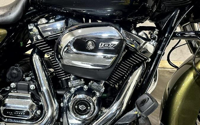 Harley-Davidson® Road King® 2018 OLVGLD/BLKTPST W/PINSTRIPE