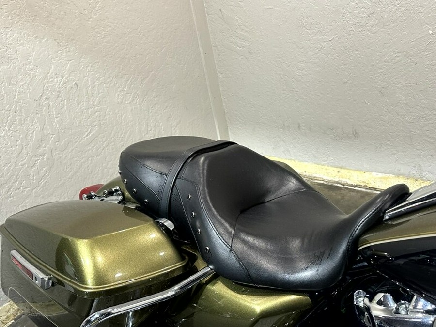 Harley-Davidson® Road King® 2018 OLVGLD/BLKTPST W/PINSTRIPE
