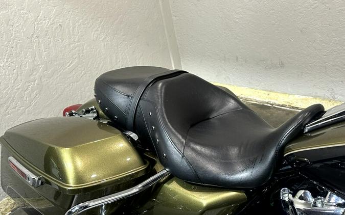 Harley-Davidson® Road King® 2018 OLVGLD/BLKTPST W/PINSTRIPE