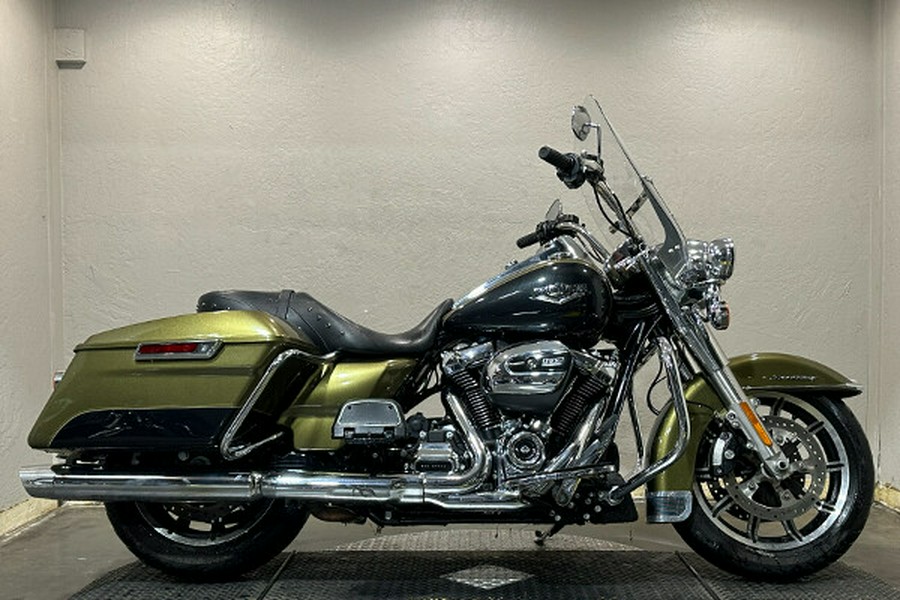 Harley-Davidson® Road King® 2018 OLVGLD/BLKTPST W/PINSTRIPE