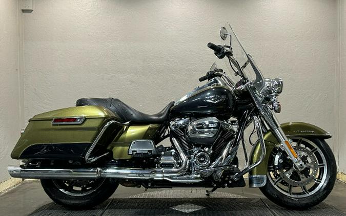 Harley-Davidson® Road King® 2018 OLVGLD/BLKTPST W/PINSTRIPE