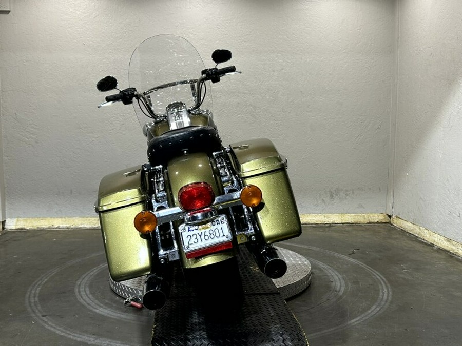 Harley-Davidson® Road King® 2018 OLVGLD/BLKTPST W/PINSTRIPE