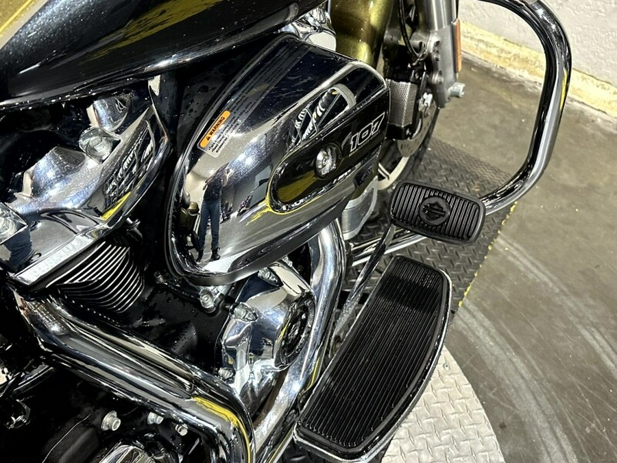 Harley-Davidson® Road King® 2018 OLVGLD/BLKTPST W/PINSTRIPE