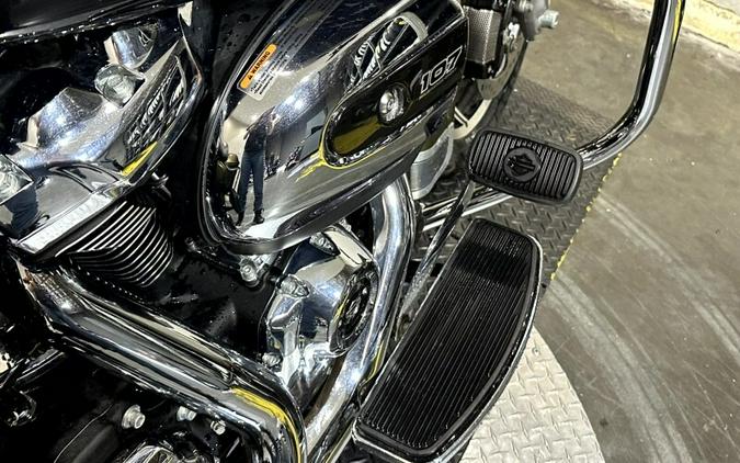 Harley-Davidson® Road King® 2018 OLVGLD/BLKTPST W/PINSTRIPE