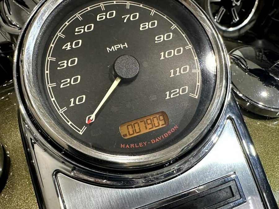 Harley-Davidson® Road King® 2018 OLVGLD/BLKTPST W/PINSTRIPE
