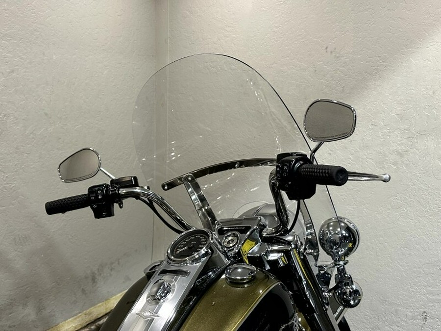 Harley-Davidson® Road King® 2018 OLVGLD/BLKTPST W/PINSTRIPE