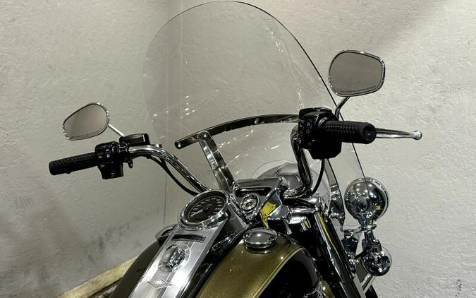 Harley-Davidson® Road King® 2018 OLVGLD/BLKTPST W/PINSTRIPE