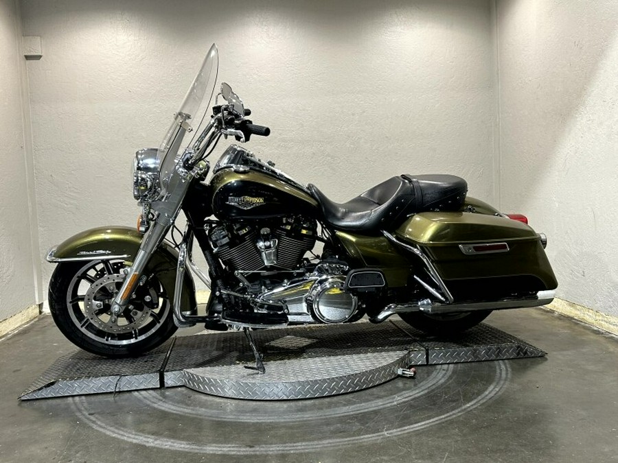 Harley-Davidson® Road King® 2018 OLVGLD/BLKTPST W/PINSTRIPE