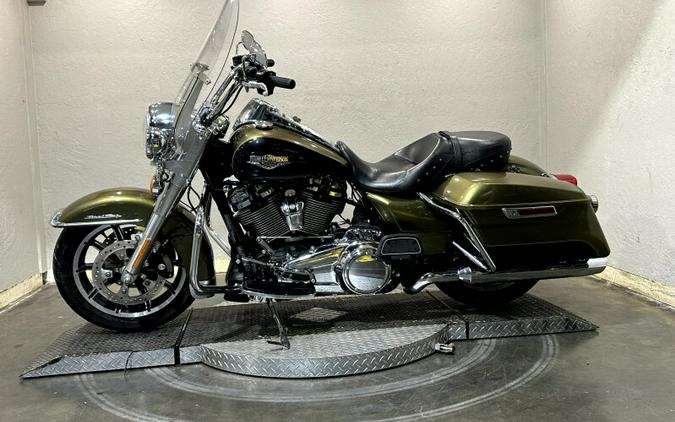 Harley-Davidson® Road King® 2018 OLVGLD/BLKTPST W/PINSTRIPE