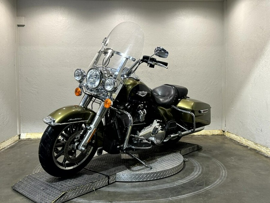 Harley-Davidson® Road King® 2018 OLVGLD/BLKTPST W/PINSTRIPE