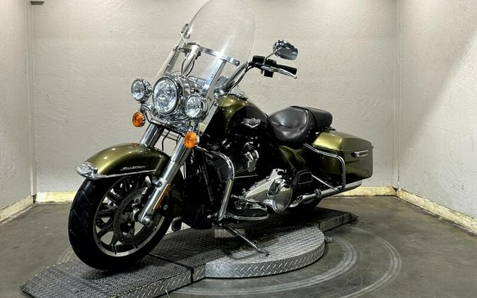 Harley-Davidson® Road King® 2018 OLVGLD/BLKTPST W/PINSTRIPE