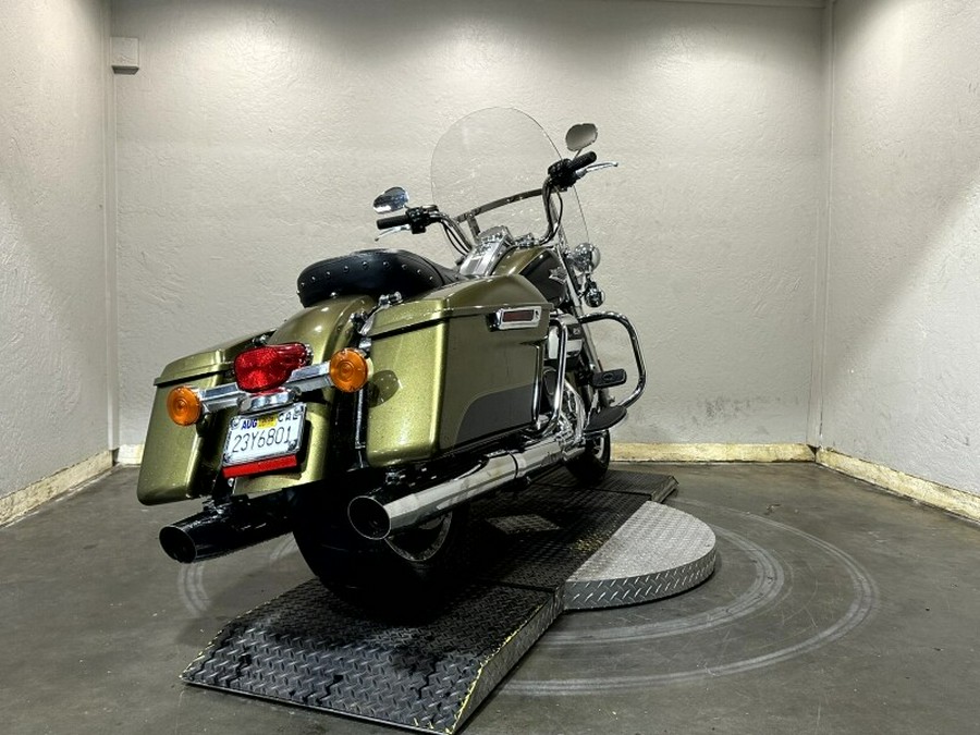 Harley-Davidson® Road King® 2018 OLVGLD/BLKTPST W/PINSTRIPE
