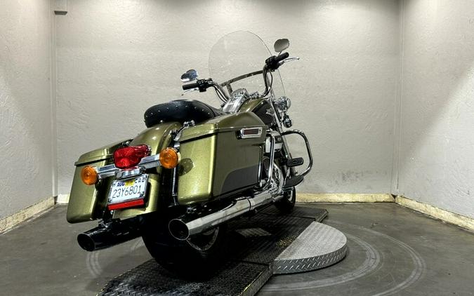 Harley-Davidson® Road King® 2018 OLVGLD/BLKTPST W/PINSTRIPE