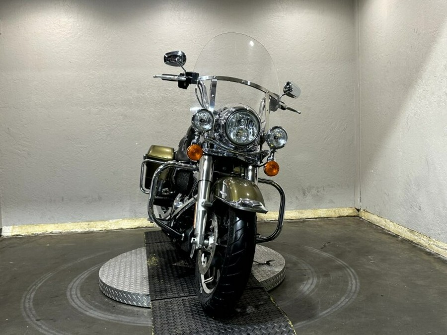 Harley-Davidson® Road King® 2018 OLVGLD/BLKTPST W/PINSTRIPE