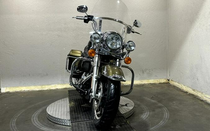 Harley-Davidson® Road King® 2018 OLVGLD/BLKTPST W/PINSTRIPE