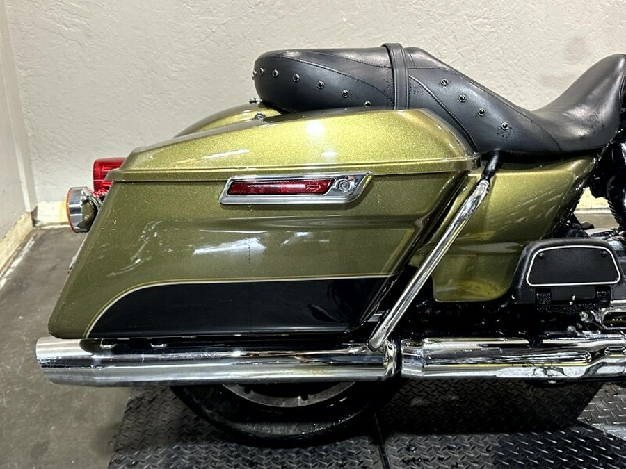 Harley-Davidson® Road King® 2018 OLVGLD/BLKTPST W/PINSTRIPE