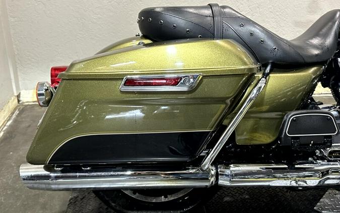 Harley-Davidson® Road King® 2018 OLVGLD/BLKTPST W/PINSTRIPE
