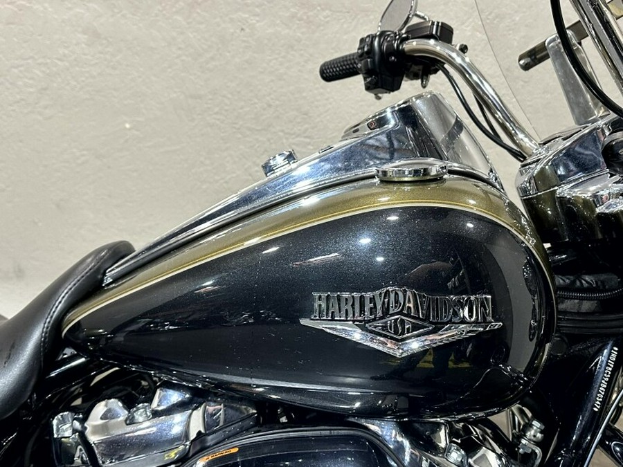 Harley-Davidson® Road King® 2018 OLVGLD/BLKTPST W/PINSTRIPE
