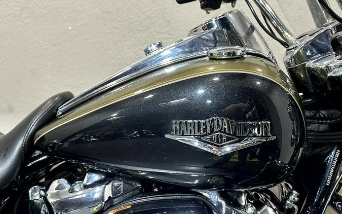 Harley-Davidson® Road King® 2018 OLVGLD/BLKTPST W/PINSTRIPE