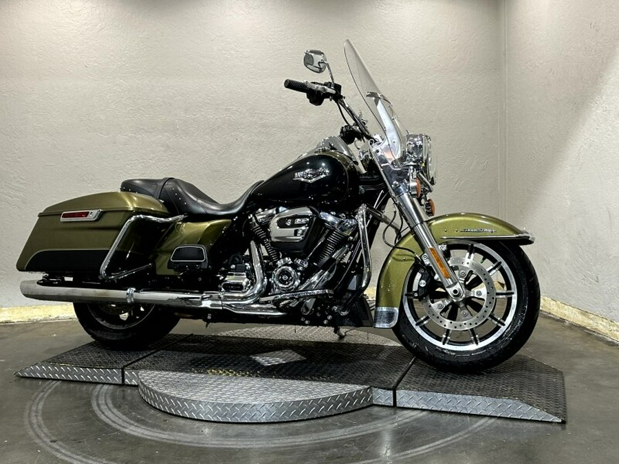 Harley-Davidson® Road King® 2018 OLVGLD/BLKTPST W/PINSTRIPE