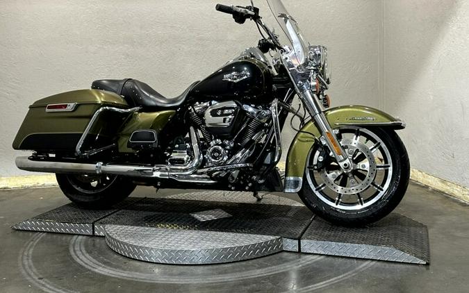 Harley-Davidson® Road King® 2018 OLVGLD/BLKTPST W/PINSTRIPE