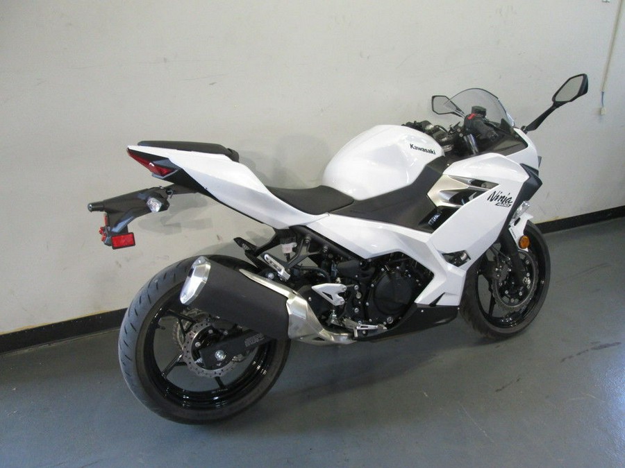 2020 Kawasaki Ninja® 400 ABS Pearl Blizzard White