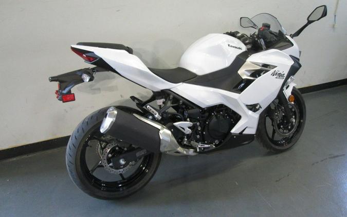 2020 Kawasaki Ninja® 400 ABS Pearl Blizzard White