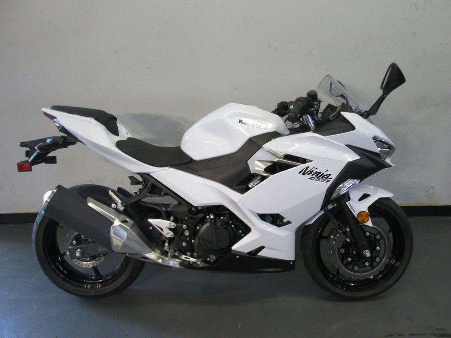 2020 Kawasaki Ninja® 400 ABS Pearl Blizzard White