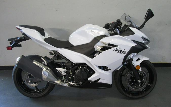 2020 Kawasaki Ninja® 400 ABS Pearl Blizzard White