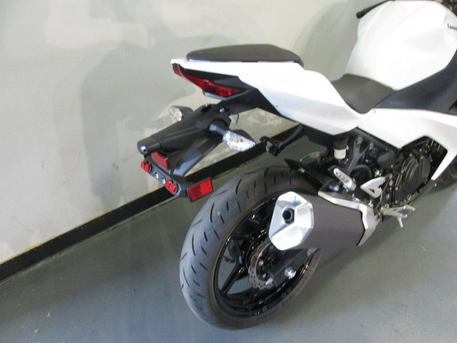 2020 Kawasaki Ninja® 400 ABS Pearl Blizzard White