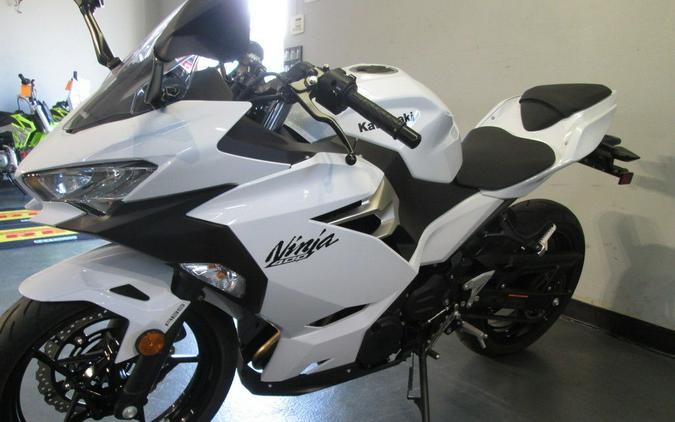 2020 Kawasaki Ninja® 400 ABS Pearl Blizzard White