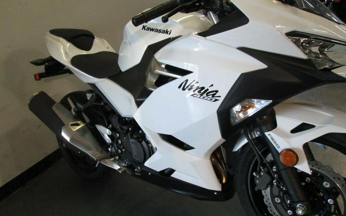 2020 Kawasaki Ninja® 400 ABS Pearl Blizzard White