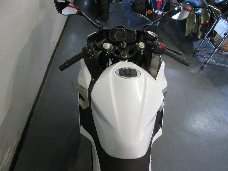 2020 Kawasaki Ninja® 400 ABS Pearl Blizzard White