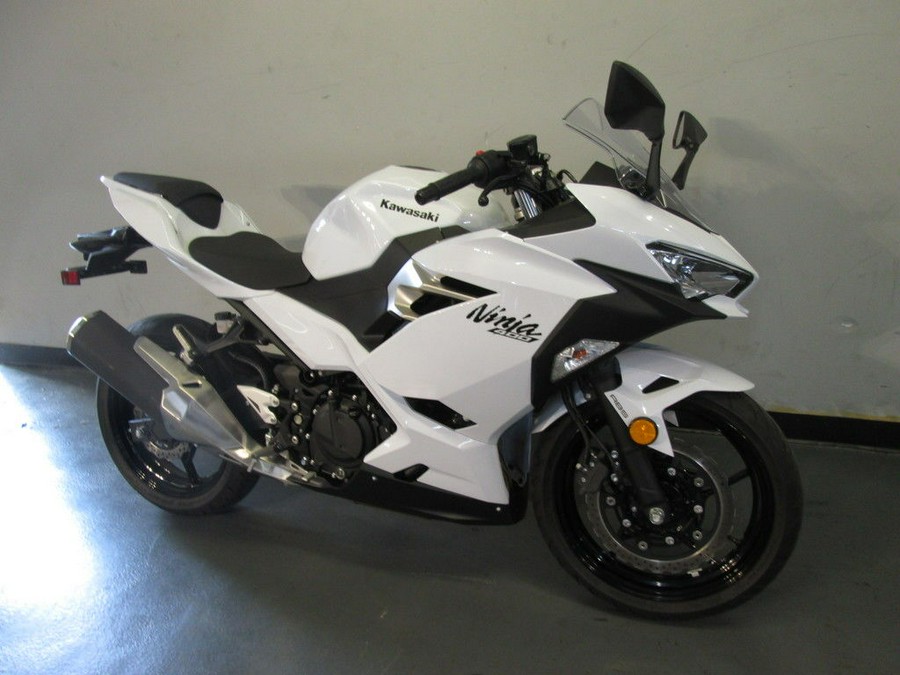 2020 Kawasaki Ninja® 400 ABS Pearl Blizzard White