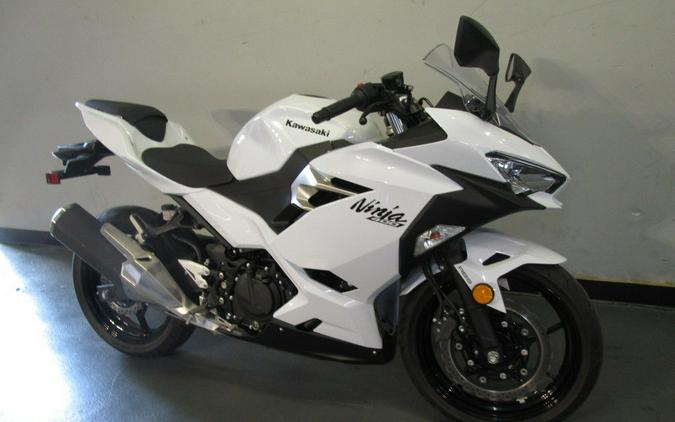 2020 Kawasaki Ninja® 400 ABS Pearl Blizzard White