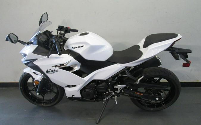 2020 Kawasaki Ninja® 400 ABS Pearl Blizzard White