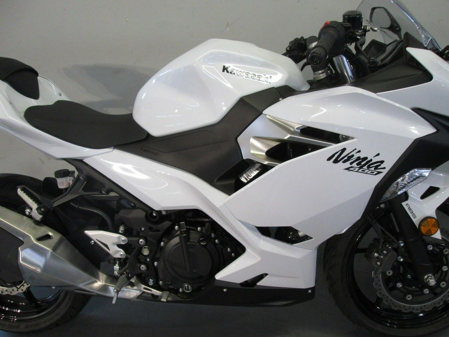 2020 Kawasaki Ninja® 400 ABS Pearl Blizzard White