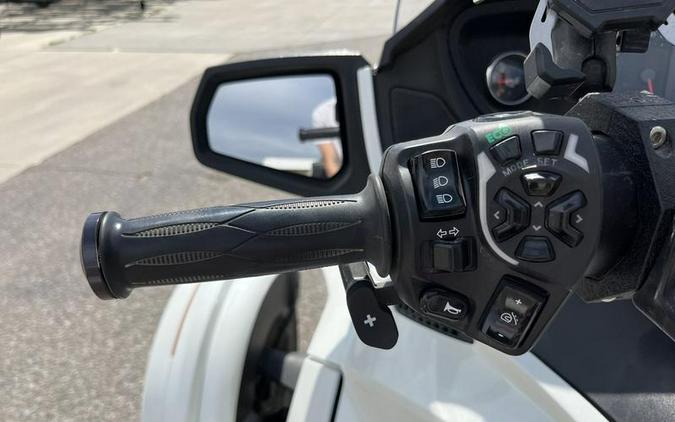 2016 Can-Am® Spyder® RT Limited 6-Speed Semi-Automatic (SE6)