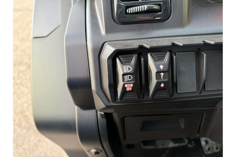 2026 Can-Am SSV DEF XTCAB 65 HD11 BK 26 XT CAB HD11