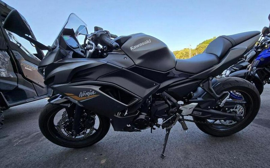 2023 Kawasaki Ninja® 650 Metallic Matte Graphenesteel Gray/Ebony