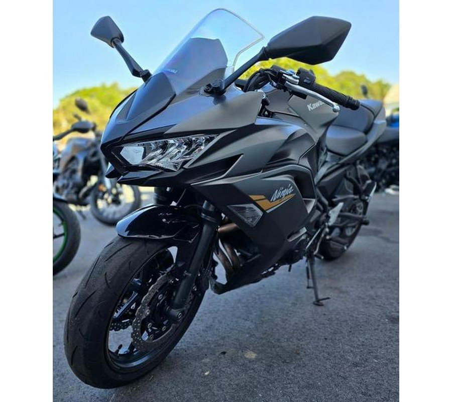 2023 Kawasaki Ninja® 650 Metallic Matte Graphenesteel Gray/Ebony