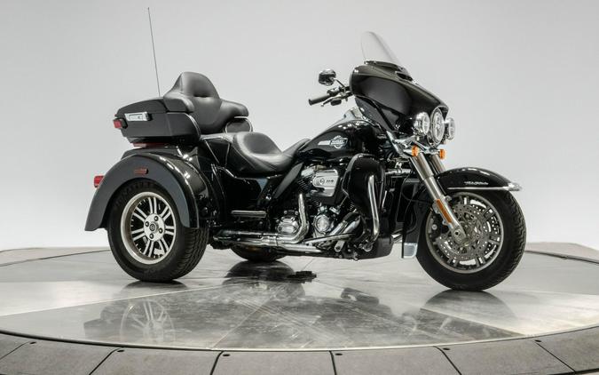 2022 HARLEY-DAVIDSON FLHTCUTG TRI GLIDE ULTRA in Vivid Black