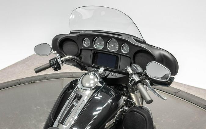 2022 HARLEY-DAVIDSON FLHTCUTG TRI GLIDE ULTRA in Vivid Black